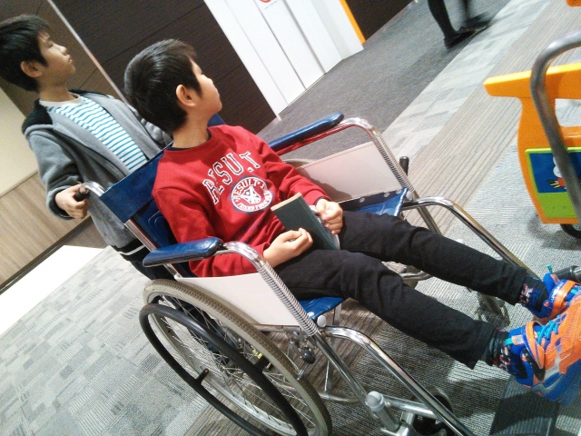 車椅子の男児