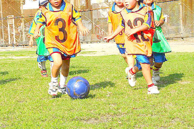 サッカーをしている子供