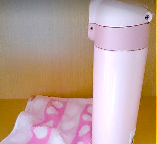 ピンクの水筒とタオル