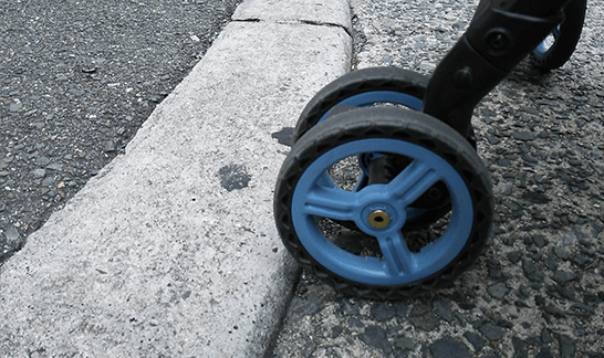 車道・歩道間の段差と車輪