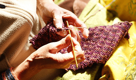 編み物をする高齢者