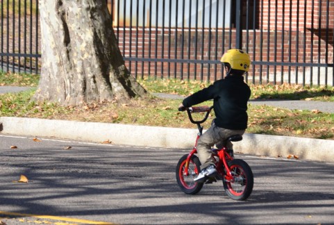 自転車にのった子供