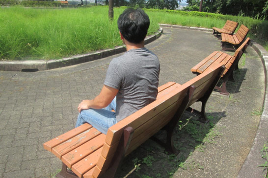 ベンチに座る男性01